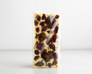 Шоколад белый "Сосновая шишка с клюквой и черным кунжутом", 28% какао, 100 г. купить в Минске, Шоколад без сахара