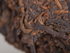 Шу пуэр &quot;Дед и Внуки&quot; (Ван Нянь Чжи Цзяо), завод Цзинь Хун Шань, 2009 г., 357 г. купить в Минске, Пуэр