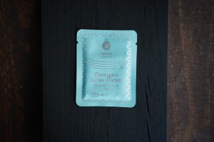 Шэн Пуэр из Линцана в плитке, серия "Чайные Марки", Чайная Почта, 7 г., 2025 г. купить в Минске, Шэн пуэр (зеленый)