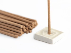 Японское благовоние Scentsual Sweet White Sage (Белый шалфей, лайм, кедр), 30 штук + подставка купить в Минске, Японские