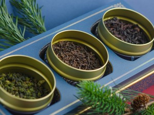 Д. Т. П. (Да Хун Пао, Те Гуань Инь, Пуэр Шу), 3 средние банки в коробке и подарочном пакете.  купить в Минске, Наборы чаев