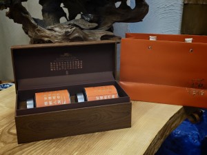 Подарочный набор с чаем "Оранж", Чжун Го Хун "Красный Китай" 60 г., Уи Шань Е Шен Хун Ча 50 г. купить в Минске, Наборы чаев