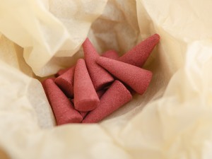  Японское благовоние KAY Pomegranate Cone (Гранат), 12 конусов + подставка купить в Минске, Благовония