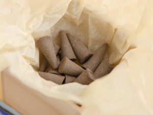  Японское благовоние KAY Aloeswood Cone (Алойное дерево), 12 конусов + подставка купить в Минске, Благовония