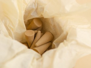  Японское благовоние KAY Sandalwood Cone (Сандаловое дерево), 12 конусов + подставка купить в Минске, Благовония