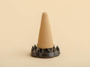  Японское благовоние KAY Sandalwood Cone (Сандаловое дерево), 12 конусов + подставка купить в Минске, Благовония