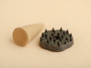  Японское благовоние KAY Sandalwood Cone (Сандаловое дерево), 12 конусов + подставка купить в Минске, Благовония