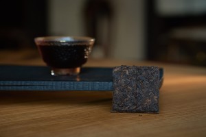 Гун Тин Шу Пуэр в плитке из Мэнхая, серия "Чайные Марки", Чайная Почта, 10 г., 2025 г. купить в Минске, Шу пуэр (черный)